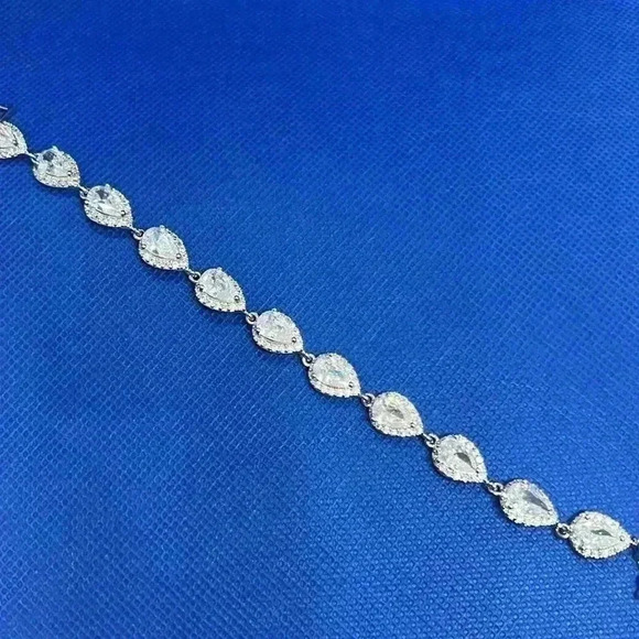 Pear shape cubic zirconia bracelet with halo mounting. - Picture 2 of 5